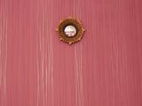 une horloge accrochée au mur d'une chambre rose