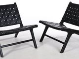 une paire de chaises pliantes en cuir noir sur fond blanc