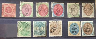 Plusieurs types de timbres sont exposés dans une vitrine.