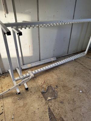 Deux presentoirs racks d'exposition (en l'état)