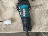une photo d'une perceuse électrique filaire posée sur une table