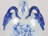 un vase bleu et blanc orné de deux oiseaux
