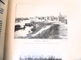 un livre ouvert sur lequel figure l'image d'une ville et d'une rivière