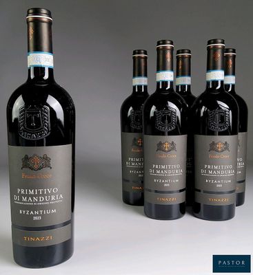 quatre bouteilles de vin sont alignées sur une table