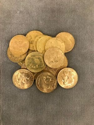 un tas de pièces d'or posé sur un tissu bleu