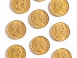 gros plan d'un paquet de pièces d'or sur une surface blanche