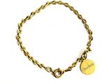 un gros plan sur un bracelet à chaîne en or orné d'un pendentif en forme de cœur