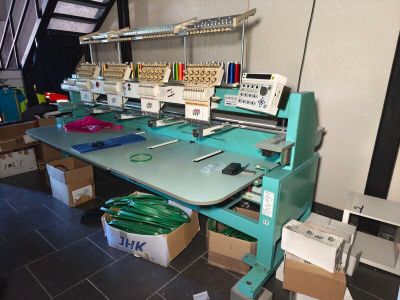 une machine posée sur une table dans une pièce