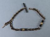 un gros plan d'un bracelet à maillons orné d'une croix