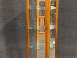 une vitrine en bois comportant des étagères en verre et d'autres étagères à l'intérieur