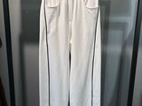 Le pantalon blanc est suspendu à un cintre dans le placard.