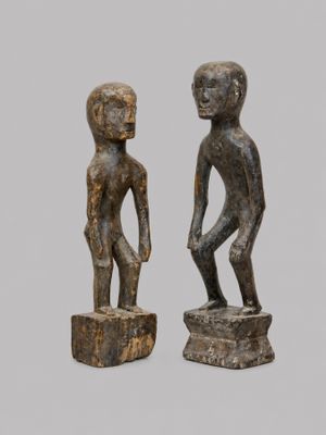 paire de personnages en bois sculpté représentant un homme et une femme