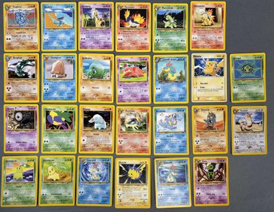 beaucoup de cartes pokemon sur la table