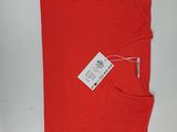 un t-shirt rouge avec une étiquette dans le dos