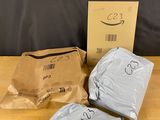 trois sacs de nourriture posés sur une table en bois