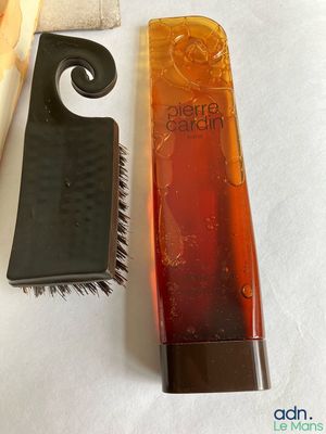 une brosse à cheveux et un peigne posés l'un à côté de l'autre sur une table