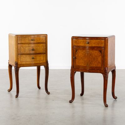 Deux tables de chevet ou tables d'appoint, en placage de boi…