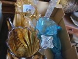 une boîte remplie d'objets en verre posée sur une table