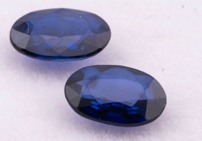 deux saphirs bleus sur un fond blanc