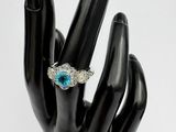 une image représentant une main avec une bague au doigt