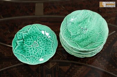 deux assiettes vertes posées sur une table, ornées d'un motif