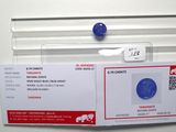 une photo d'un diamant bleu avec une étiquette de prix accrochée dessus