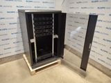 une photo d'une armoire métallique dont les deux portes sont ouvertes