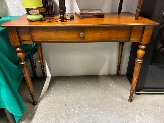 Bureau droit moderne ouvrant à 1 tiroir en ceinture, pieds fuselé...
