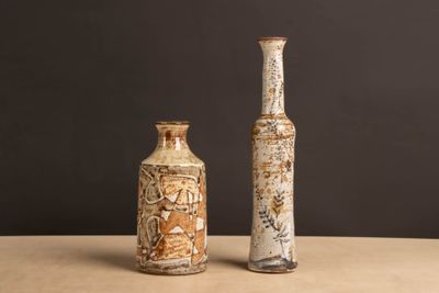 deux vases posés sur une table, sur fond noir