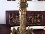 une bougie posée sur une table devant un miroir