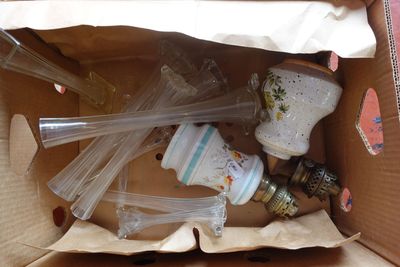 une boîte en carton contenant un certain nombre d'objets
