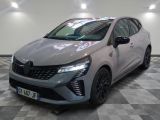 la voiture grise est garée sur le sol en damier d'un garage