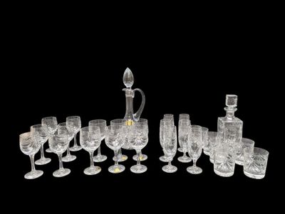 LES GRANDS DUCS Service de verres en cristal moulé à décor d…