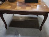 une petite table surmontée d'une horloge