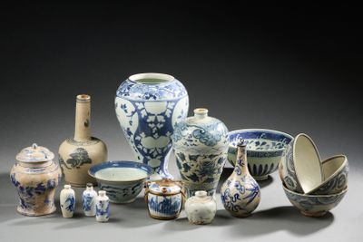 de nombreux types de vases et de bols bleus et blancs