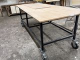 une table à roulettes dans une pièce