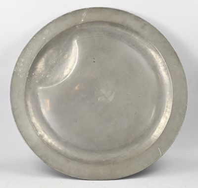 une assiette en argent antique sur fond blanc avec un fond blanc