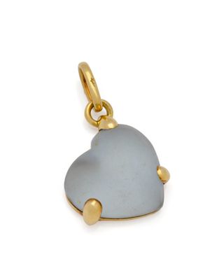 un pendentif en forme de cœur en verre de mer bleu rehaussé de touches dorées
