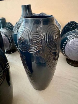 de nombreux vases posés sur une table