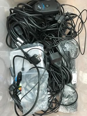 un tas de fils et de câbles dans un sac en plastique