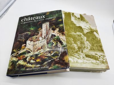 deux livres posés l'un à côté de l'autre sur une table blanche