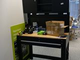 une photo d'un établi dans un bureau