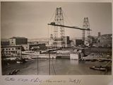une photo d'une photo représentant une grande grue dans l'eau