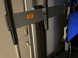 une télévision fixée au mur dans une pièce