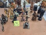 de nombreuses figurines exposées sur une table dans une boutique