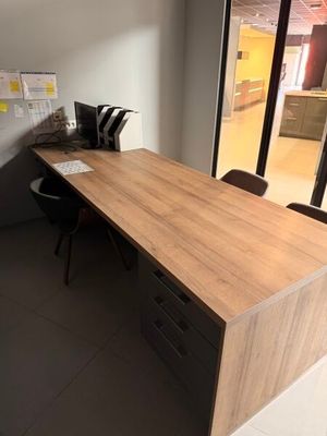 un bureau avec un ordinateur et une chaise dans la chambre