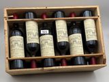 bouteilles de vin rouge dans un coffret en bois sur une table