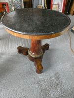 Table guéridon tripode en placage d'acajou, dessus marbre cu… (photo 2)