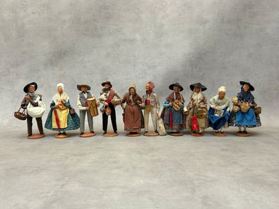 un ensemble de figurines représentant des personnes vêtues de tenues coloniales