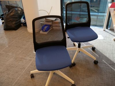 deux chaises assises l'une à côté de l'autre dans une pièce